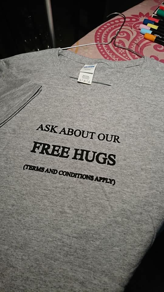 T-shirt with free hugs slogan